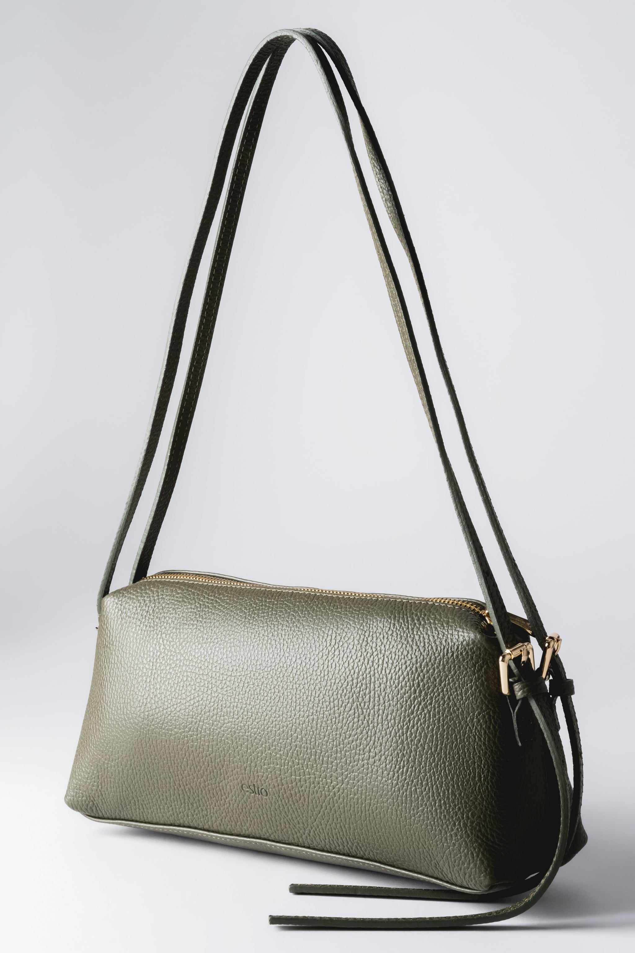 Schrägansicht der olivgrünen, länglichen Damen-Schultertasche aus genarbtem italienischem Echtleder mit langem Riemen 