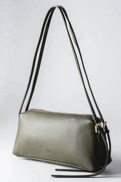 Schrägansicht der olivgrünen, länglichen Damen-Schultertasche aus genarbtem italienischem Echtleder mit langem Riemen 