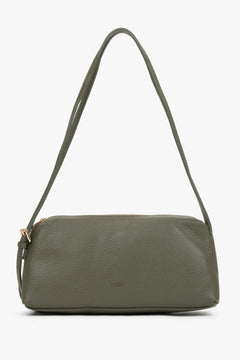 Direkte Frontalansicht der olivgrünen Schultertasche, die die horizontale Silhouette zeigt 