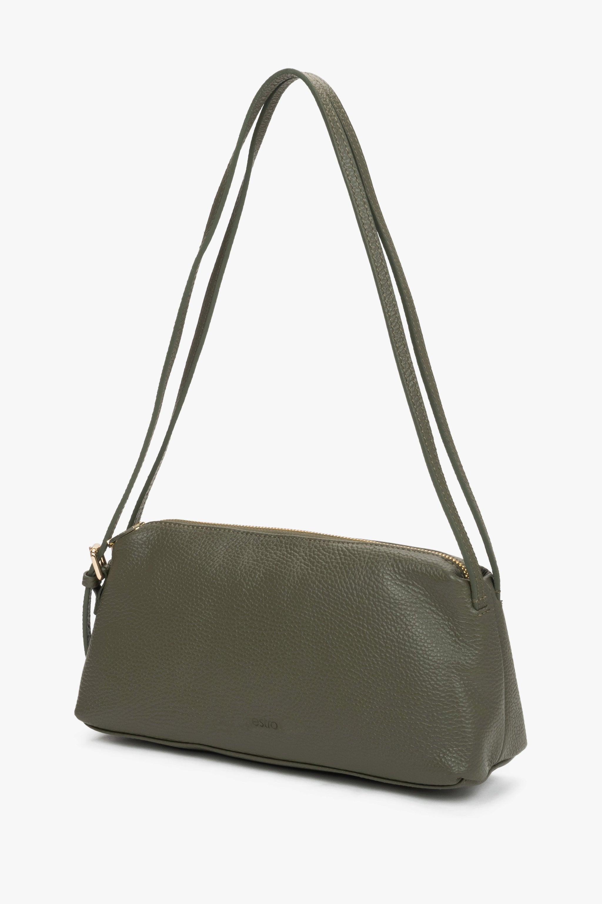 Leichte Schrägansicht der olivgrünen Ledertasche, die das minimalistische Design hervorhebt 