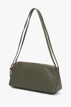 Leichte Schrägansicht der olivgrünen Ledertasche, die das minimalistische Design hervorhebt 
