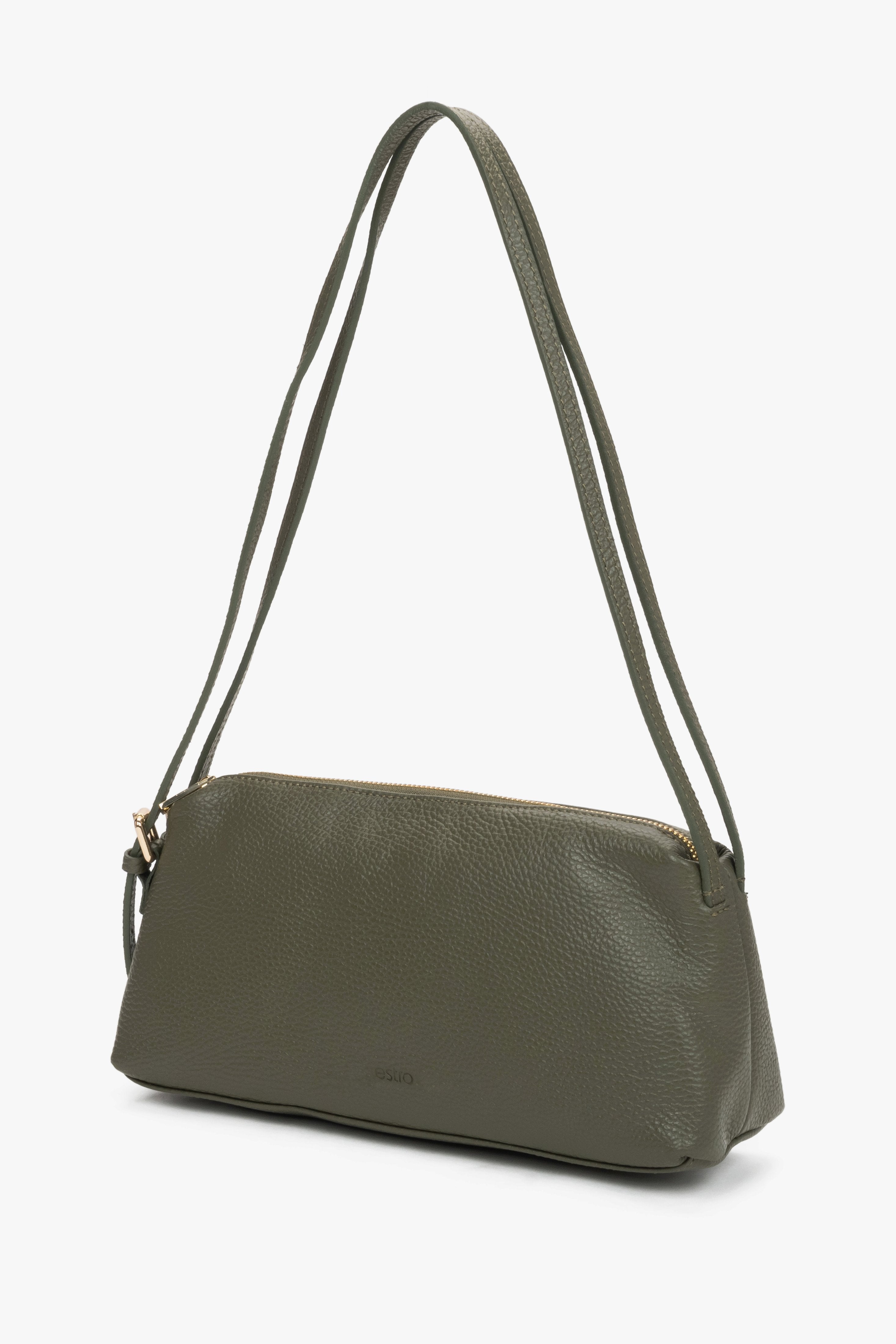 Leichte Schrägansicht der olivgrünen Ledertasche, die das minimalistische Design hervorhebt 