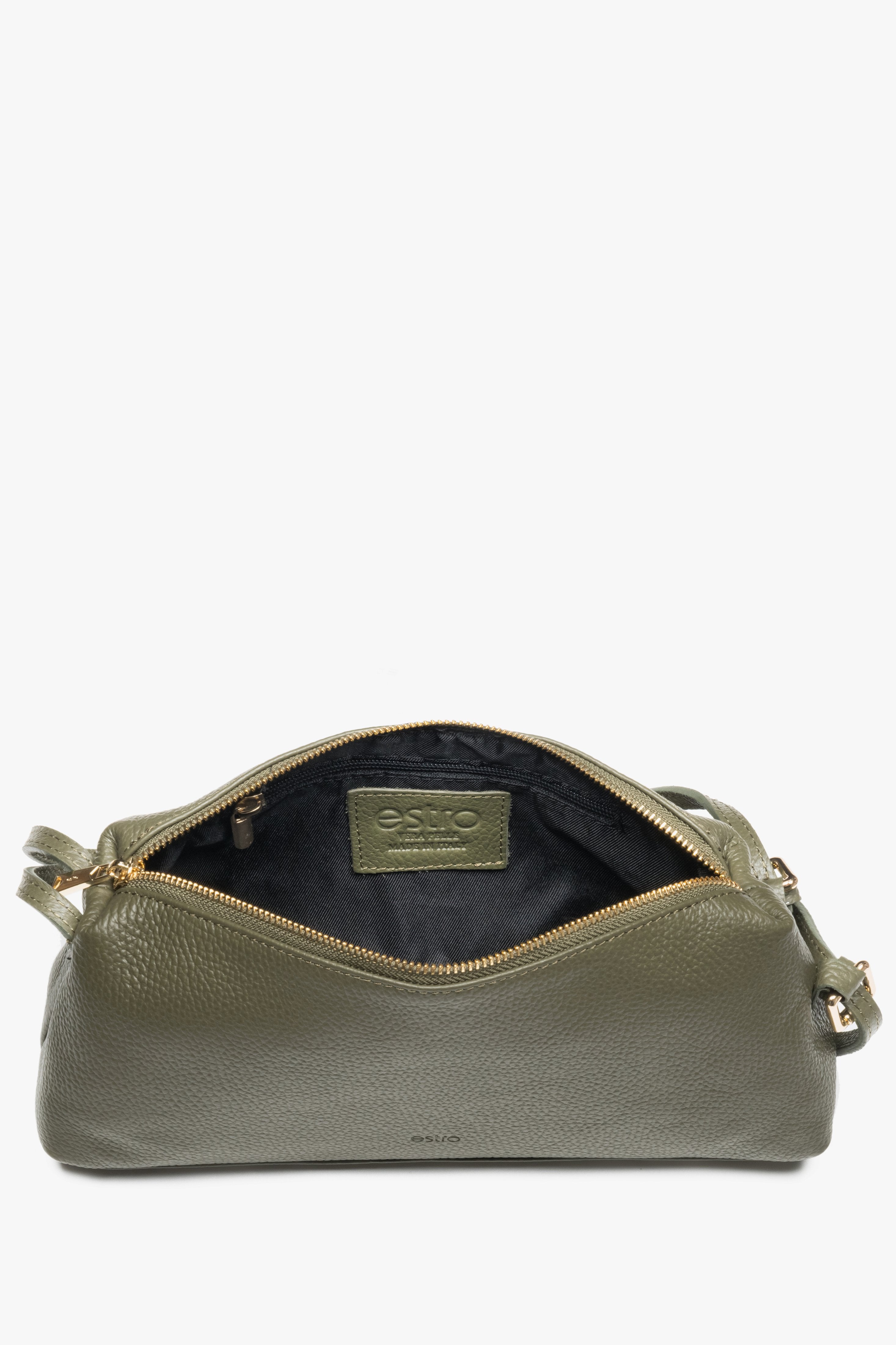 Blick von oben in die geöffnete olivgrüne Tasche mit Textilfutter und Reißverschluss 