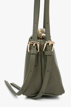 Seitliche Ansicht der Tasche mit Fokus auf die doppelten Riemenhalterungen und goldenen Beschläge 