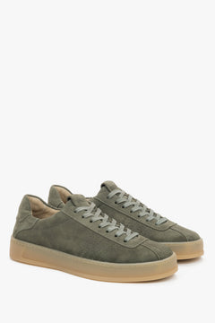 Schräge Seitenansicht der olivgrünen Damen-Sneaker aus italienischem Premium-Velours.