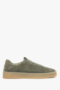 Flaches Seitenprofil der olivgrünen Velours-Sneaker mit flexibler TPS-Sohle.