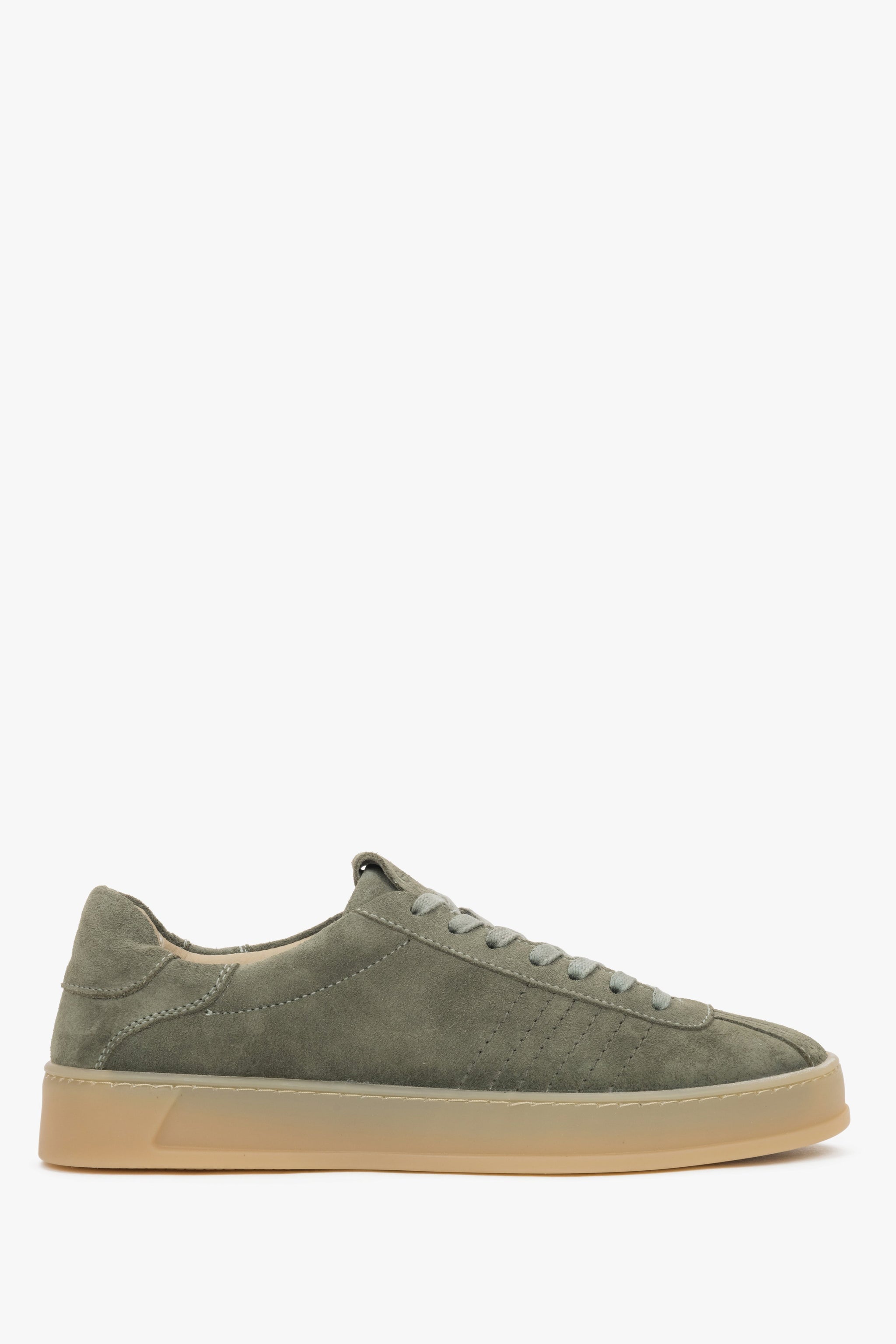 Flaches Seitenprofil der olivgrünen Velours-Sneaker mit flexibler TPS-Sohle.