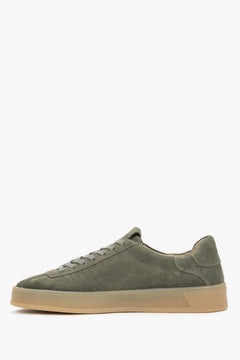Linke Seitenansicht der sportlichen olivgrünen Damen-Sneaker von Estro.