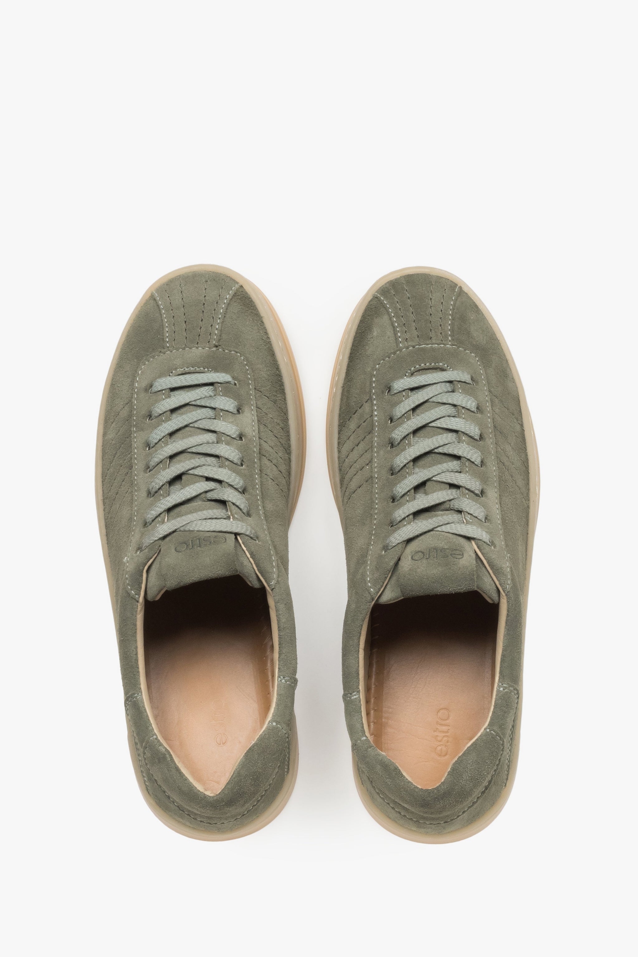Draufsicht auf das Paar olivgrüner Damen-Sneaker mit Schnürung.