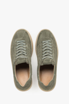 Draufsicht auf das Paar olivgrüner Damen-Sneaker mit Schnürung.
