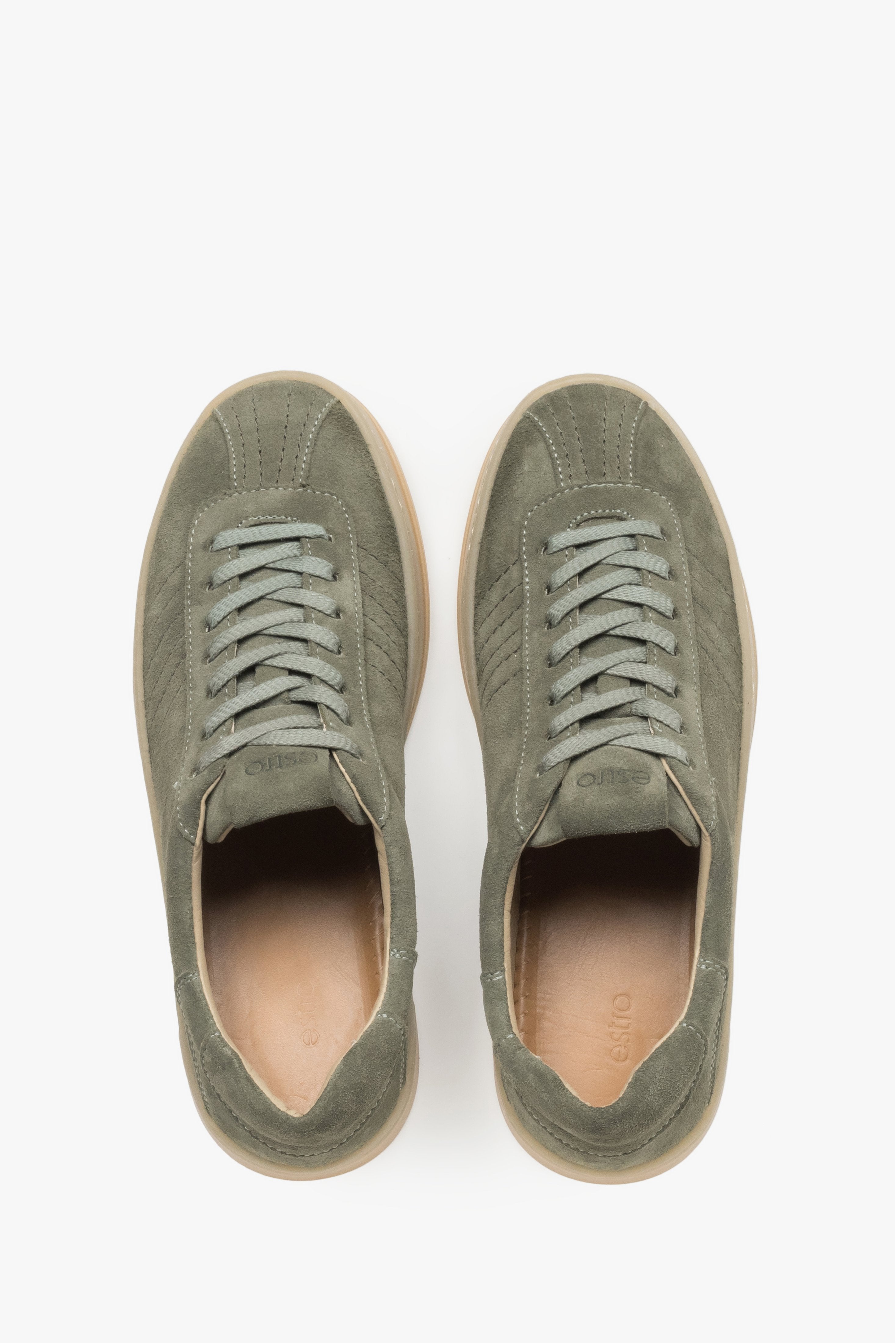 Draufsicht auf das Paar olivgrüner Damen-Sneaker mit Schnürung.