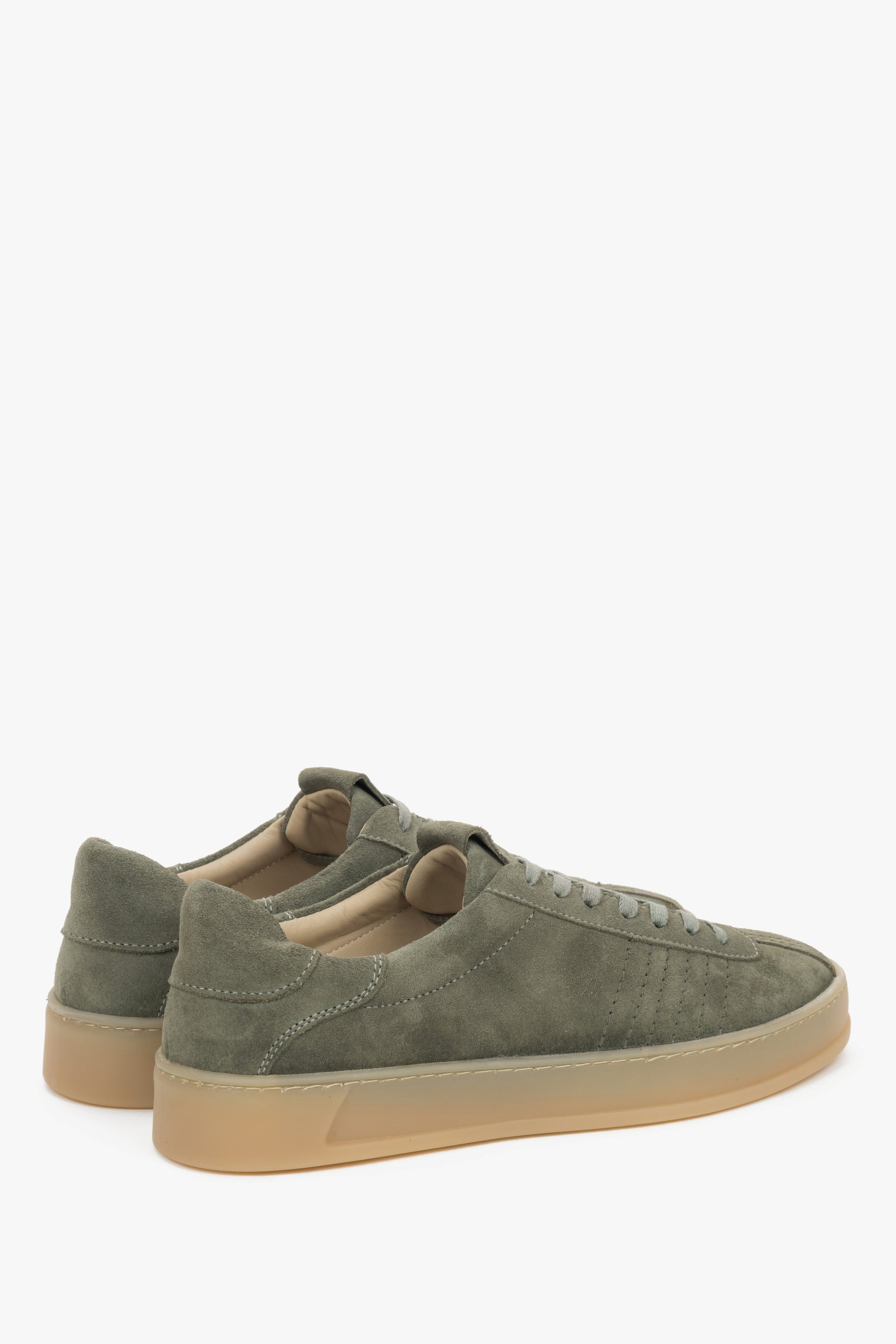 Rückansicht der flachen olivgrünen Damen-Sneaker mit verstärkter Fersenkappe.