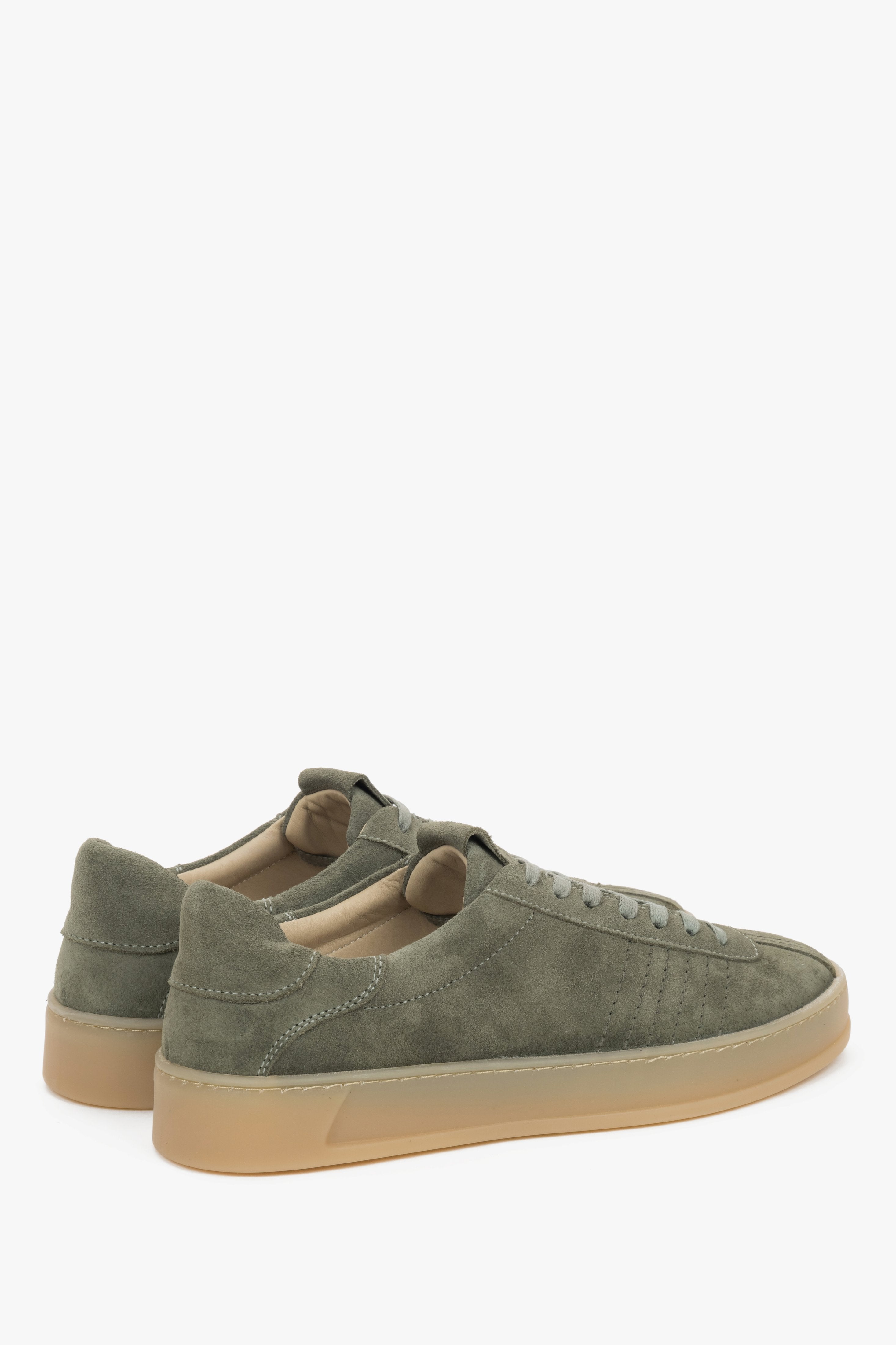 Rückansicht der flachen olivgrünen Damen-Sneaker mit verstärkter Fersenkappe.