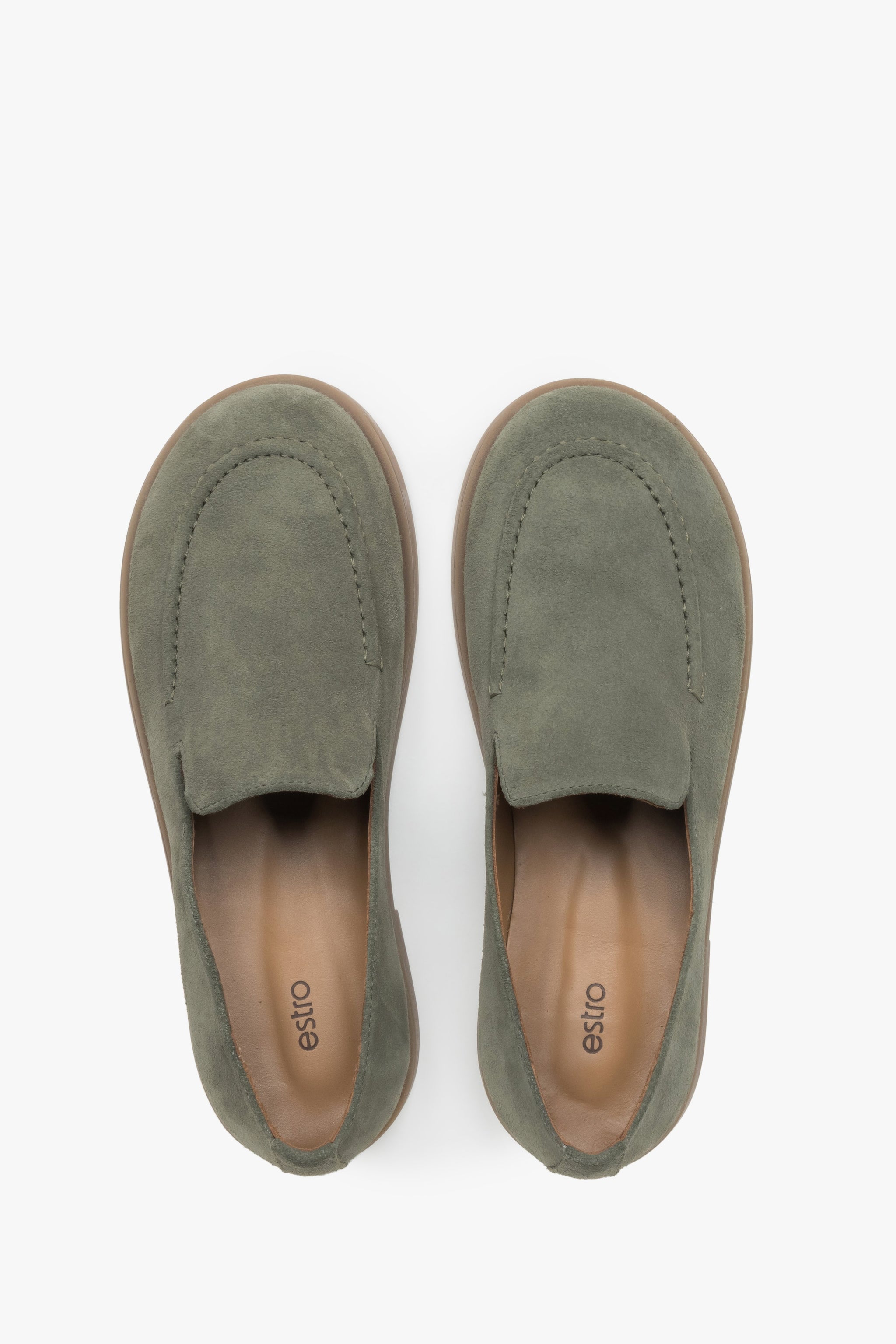 Olivgrüne Damen Barefoot-Mokassins aus italienischem Premium-Velours. Draufsicht.