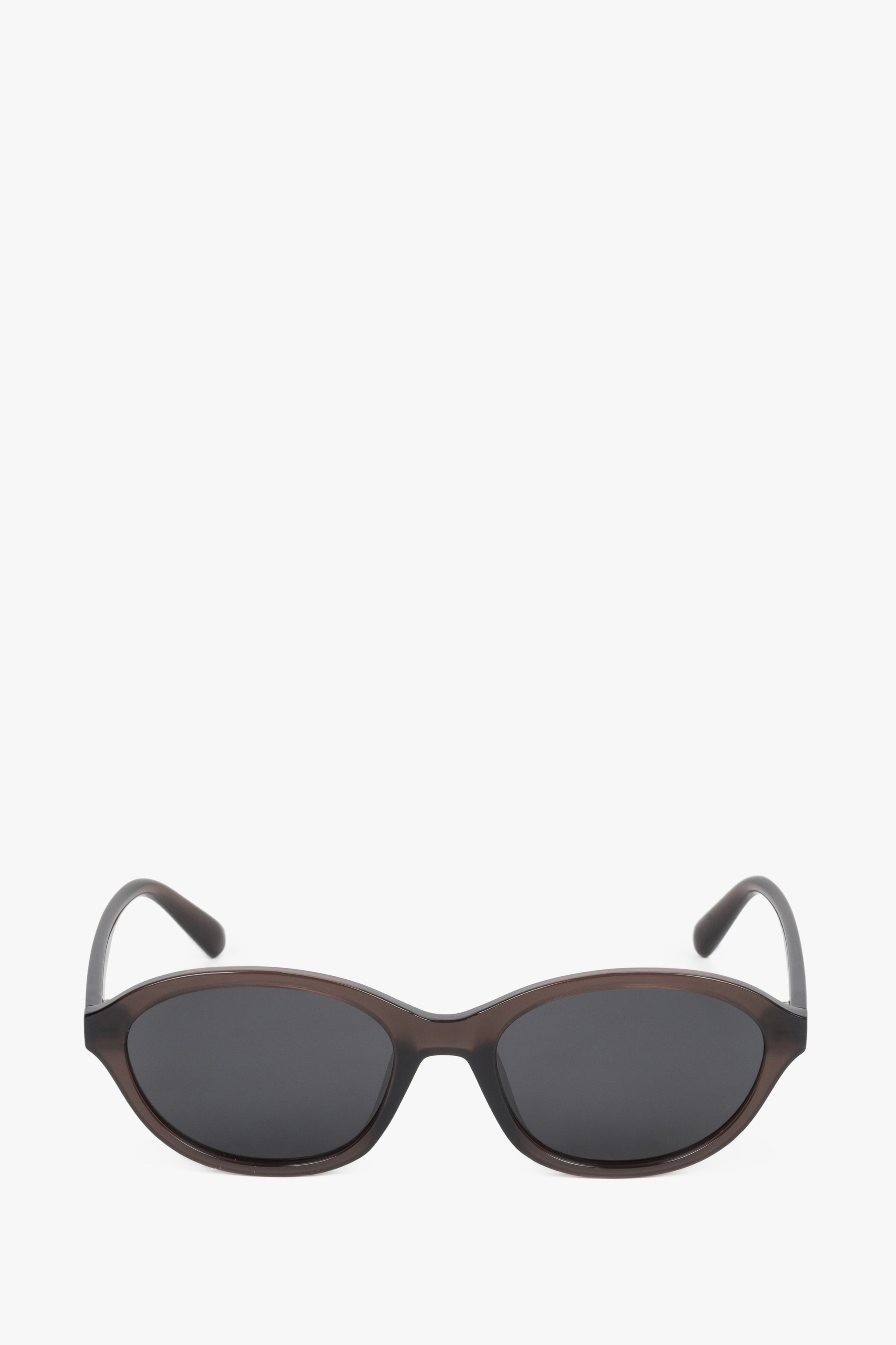 Frontale Ansicht der ovalen braunen Sonnenbrille mit transparentem Rahmen und dunklen Linsen