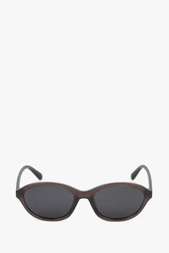 Frontale Ansicht der ovalen braunen Sonnenbrille mit transparentem Rahmen und dunklen Linsen