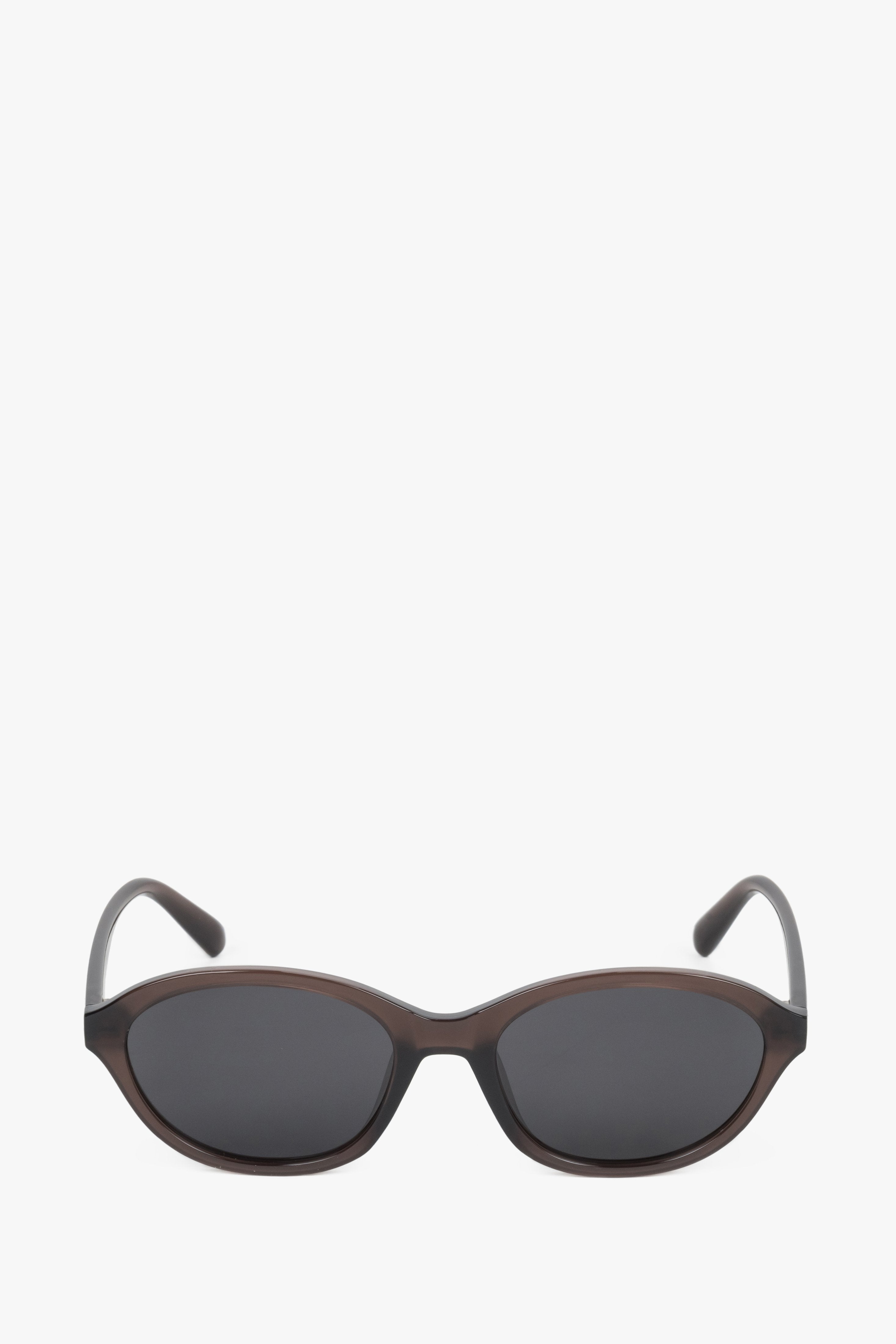 Frontale Ansicht der ovalen braunen Sonnenbrille mit transparentem Rahmen und dunklen Linsen