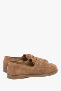 Hellbraune Damen-Schlupfschuhe in schräger Perspektive