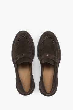 Klassischer Penny Loafer aus dunkelbraunem Veloursleder.