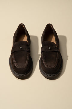 Klassischer Penny Loafer aus dunkelbraunem Veloursleder.