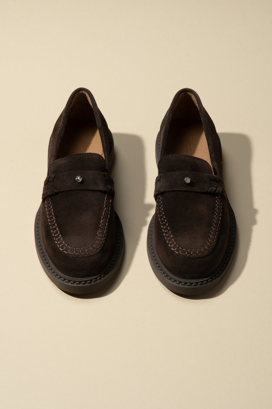 Klassischer Penny Loafer aus dunkelbraunem Veloursleder.