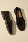 Draufsicht auf das Paar dunkelbrauner Penny-Loafer aus Velours in edlem Setting