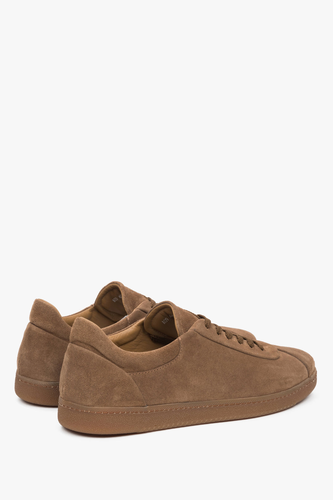 Braune Herren-Sneaker von Estro aus hochwertigem italienischem Echtvelours – Nahaufnahme der Fersenkappe.