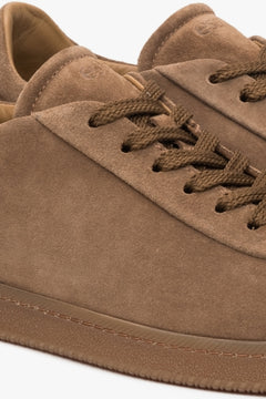 Braune Herren-Sneaker von Estro aus hochwertigem italienischem Echtvelours – Details.