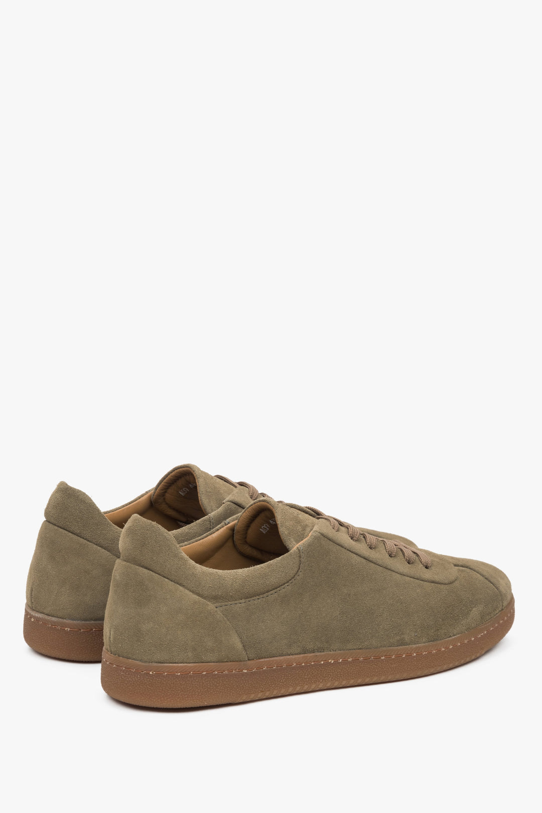 Khakifarbene Herren-Sneaker von Estro aus hochwertigem italienischem Echtvelours – Nahaufnahme der Fersenkappe.