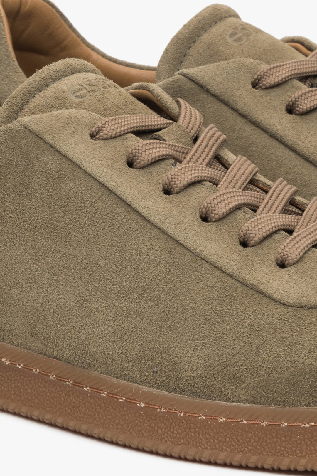 Khakifarbene Herren-Sneaker von Estro aus hochwertigem italienischem Echtvelours – Details.