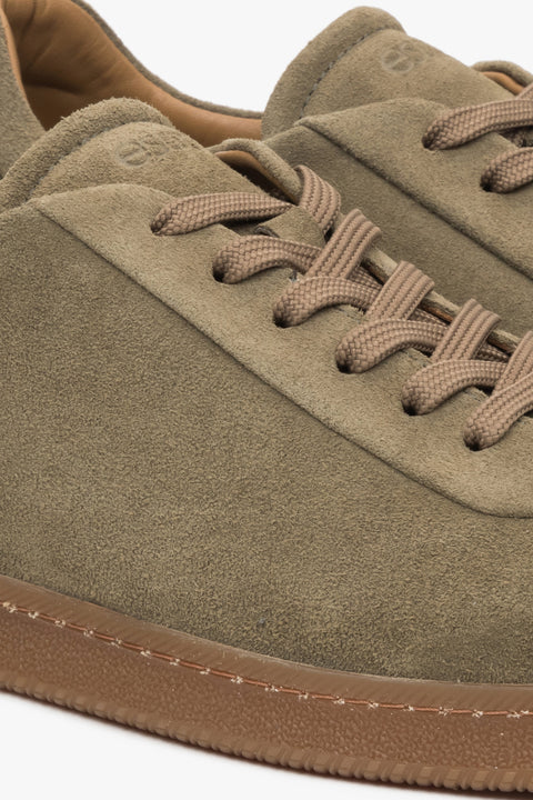 Khakifarbene Herren-Sneaker von Estro aus hochwertigem italienischem Echtvelours – Details.
