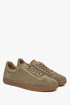 Khakifarbene Herren-Sneaker von Estro, gefertigt aus hochwertigem italienischem Echtvelours.