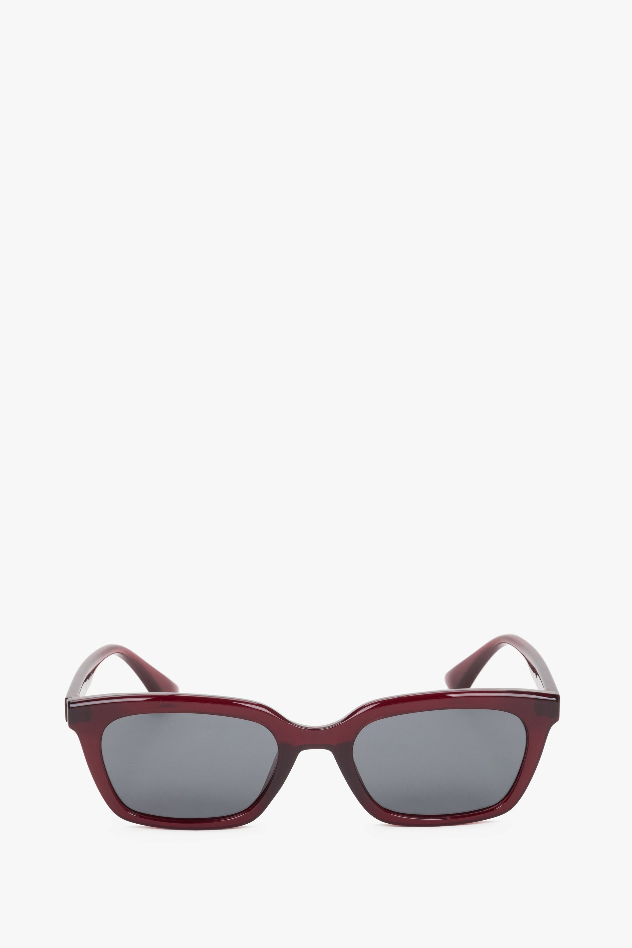 Frontale Ansicht der bordeauxroten Sonnenbrille mit dicker rechteckiger Polycarbonat-Fassung 