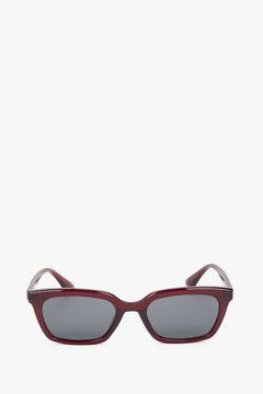 Frontale Ansicht der bordeauxroten Sonnenbrille mit dicker rechteckiger Polycarbonat-Fassung 