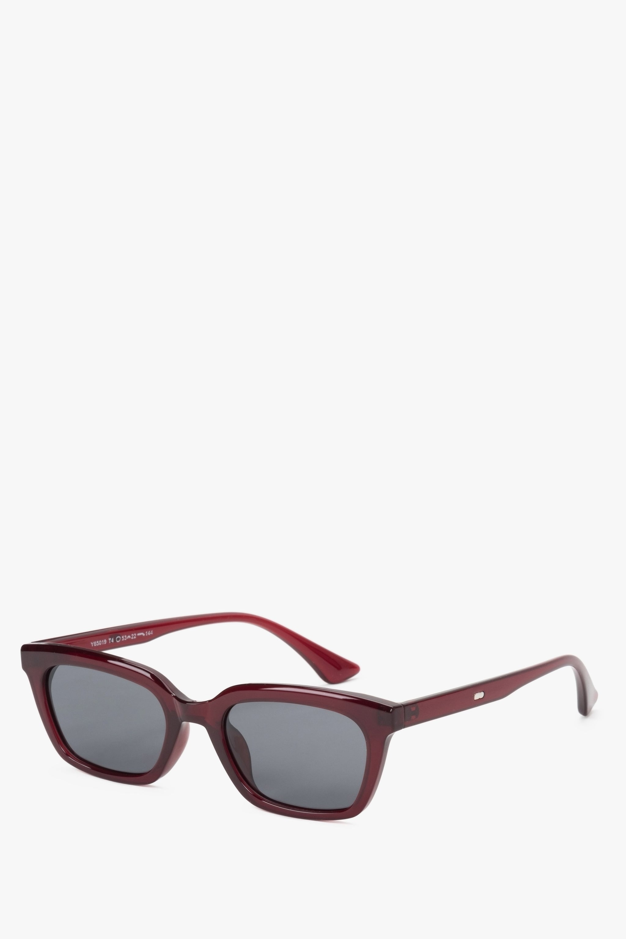 Schrägansicht der bordeauxroten Sonnenbrille, die das markante Profil und die breiten Bügel zeigt