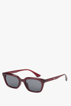 Schrägansicht der bordeauxroten Sonnenbrille, die das markante Profil und die breiten Bügel zeigt