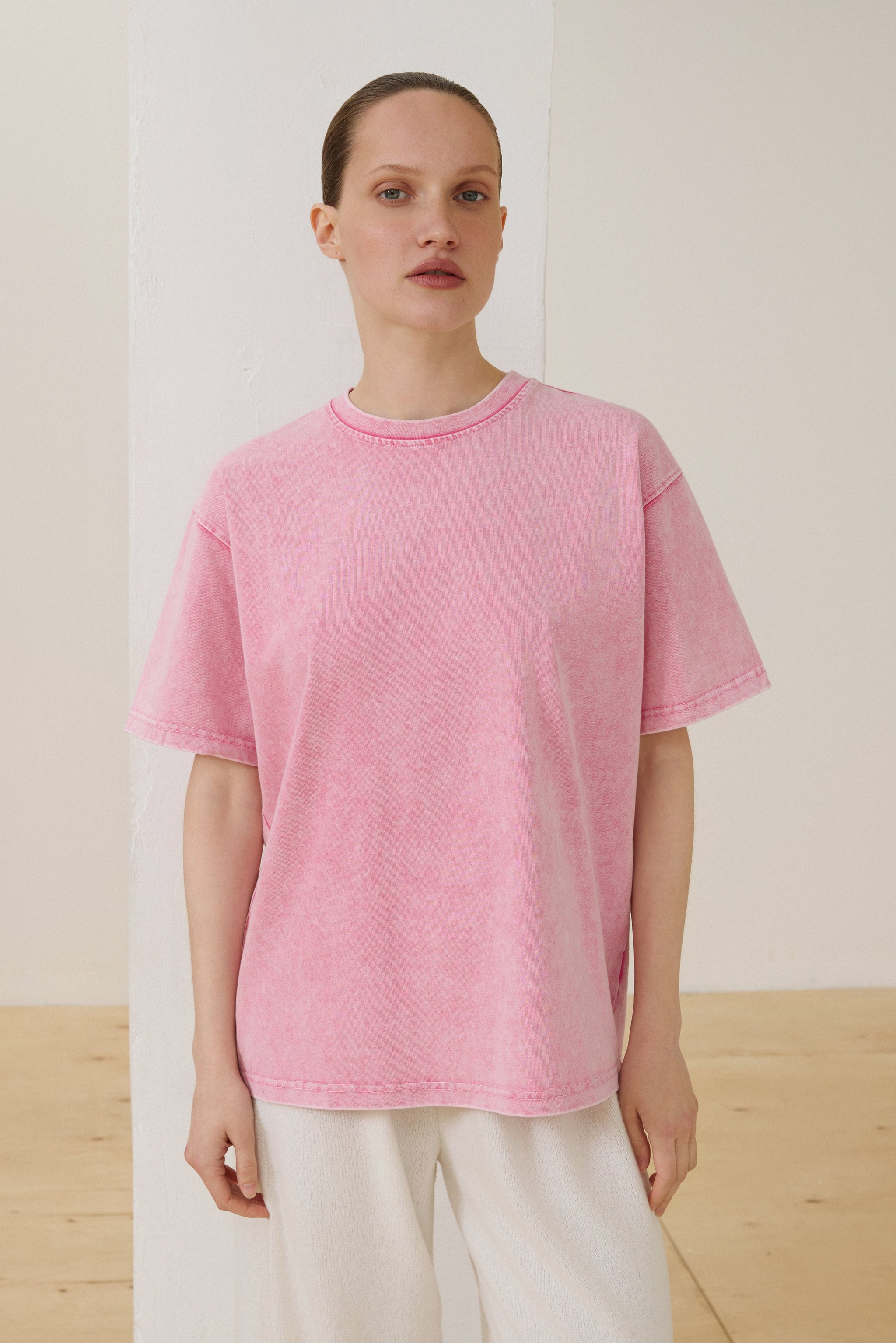 Model trägt rosa Damen-T-Shirt aus Baumwolle mit Washed-Effekt Vorderansicht