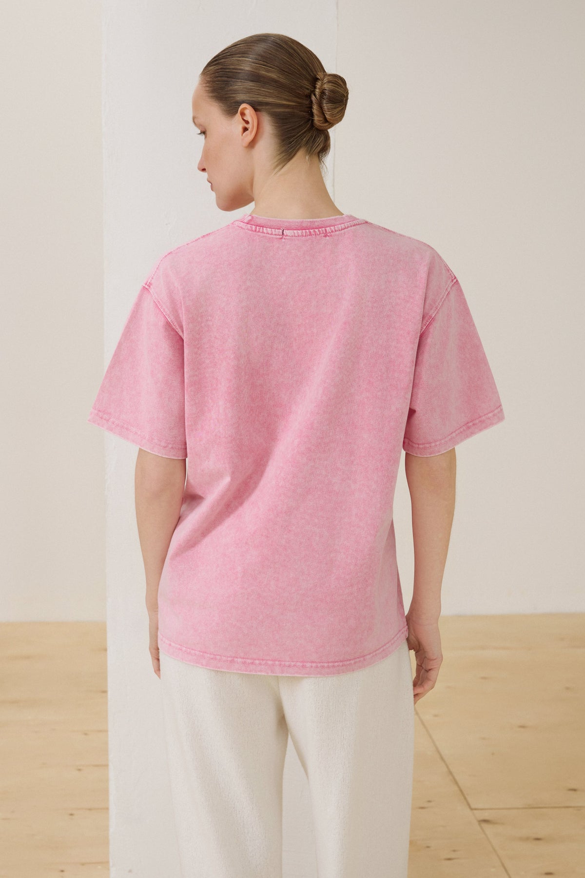 Rückansicht des rosa Oversize-T-Shirts im Acid-Wash-Look