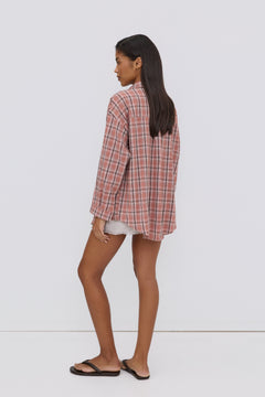 Rückansicht des Models in der überschnittenen, rosa karierten Oversize-Hemdbluse von Estro