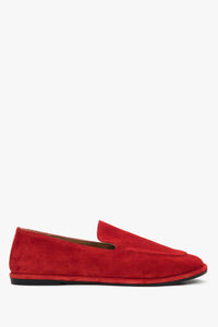 Seitenansicht der roten Damen-Mokassins im Barefoot-Stil aus Veloursleder