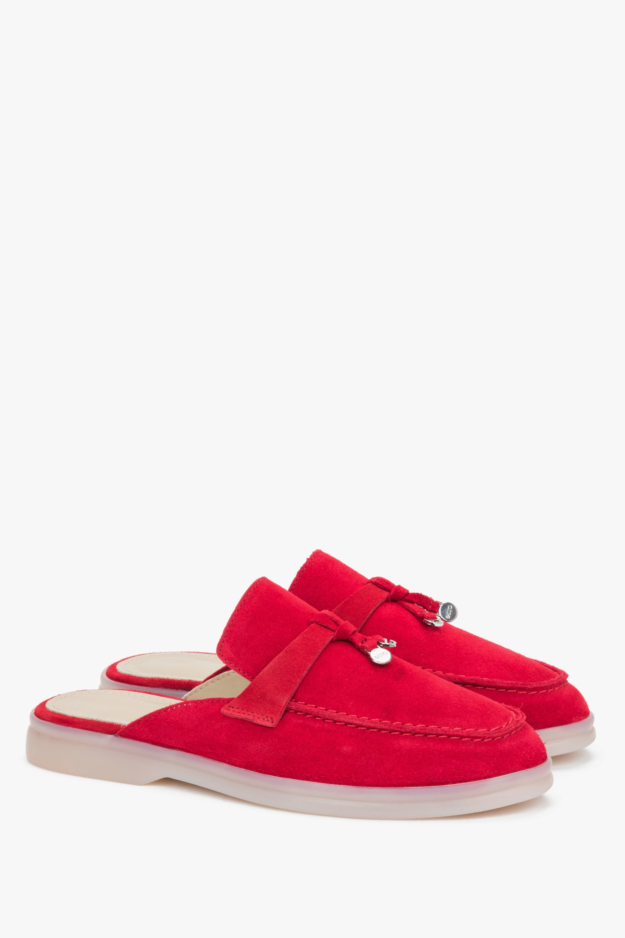 Schräge Seitenansicht der roten Damen-Mules aus italienischem Premium-Velours.