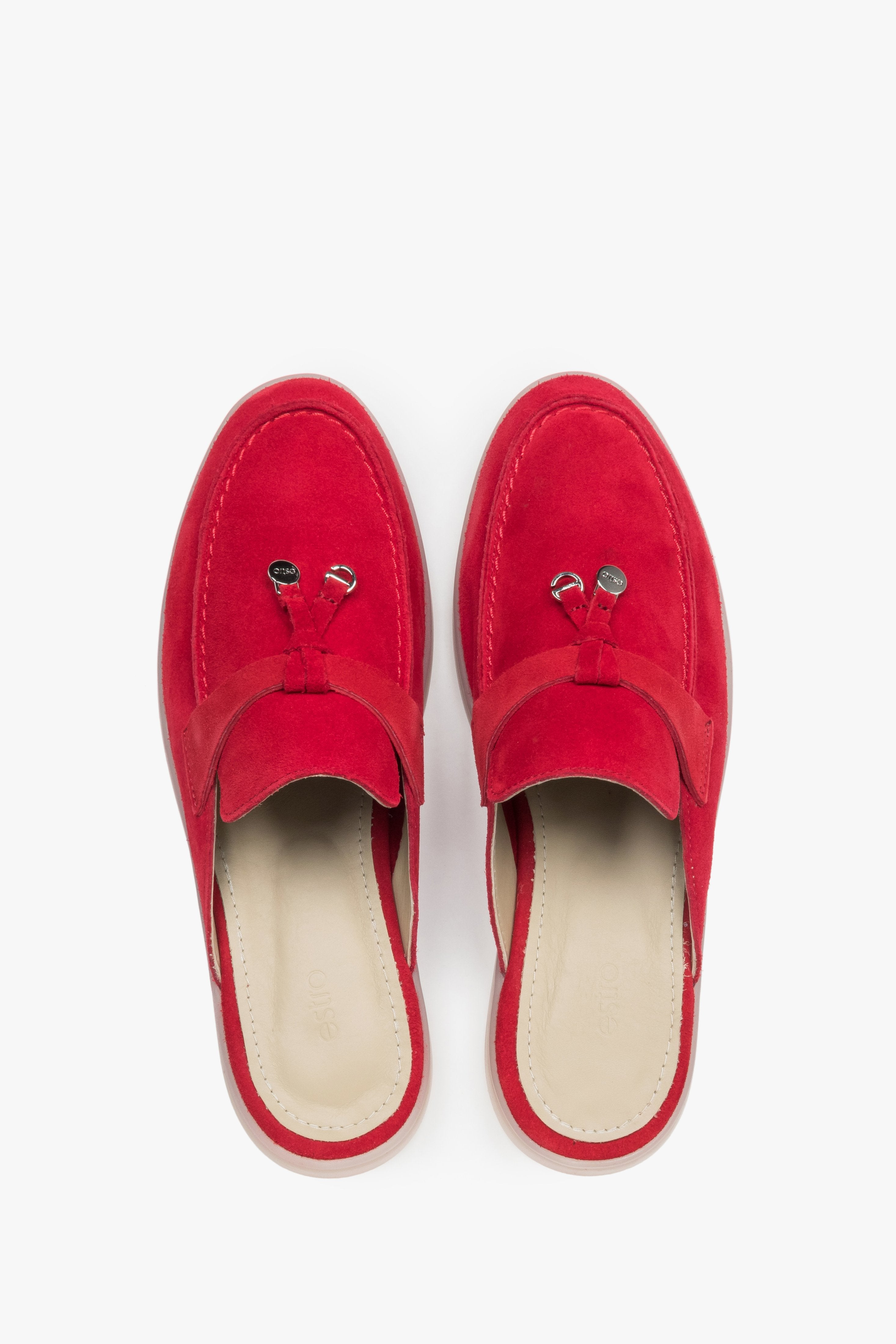 Draufsicht auf das Paar roter Damen-Mules mit schmaler Passform.