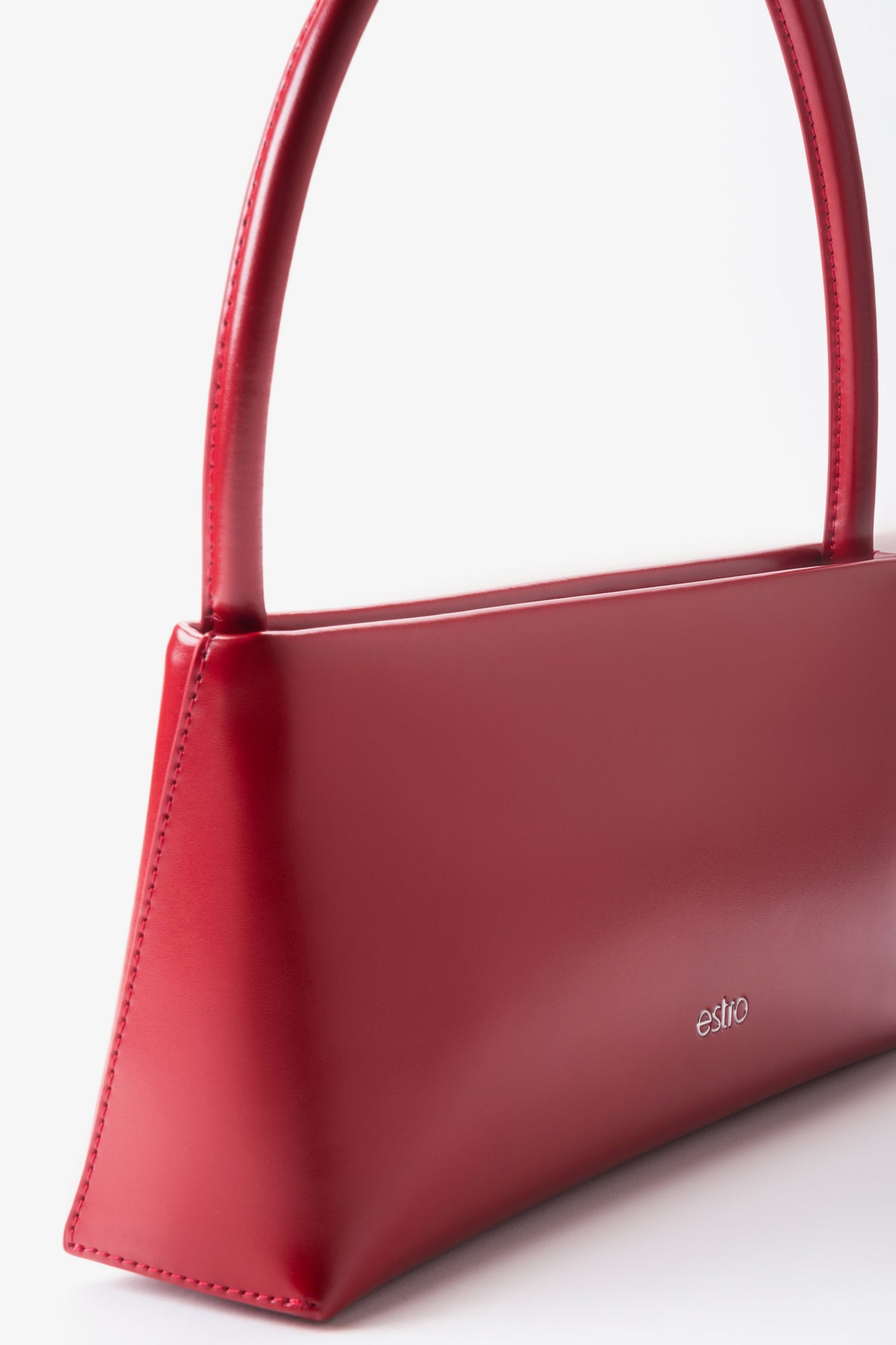 Perspektivische Seitenansicht der roten Baguette-Schultertasche zur Veranschaulichung der Tiefe