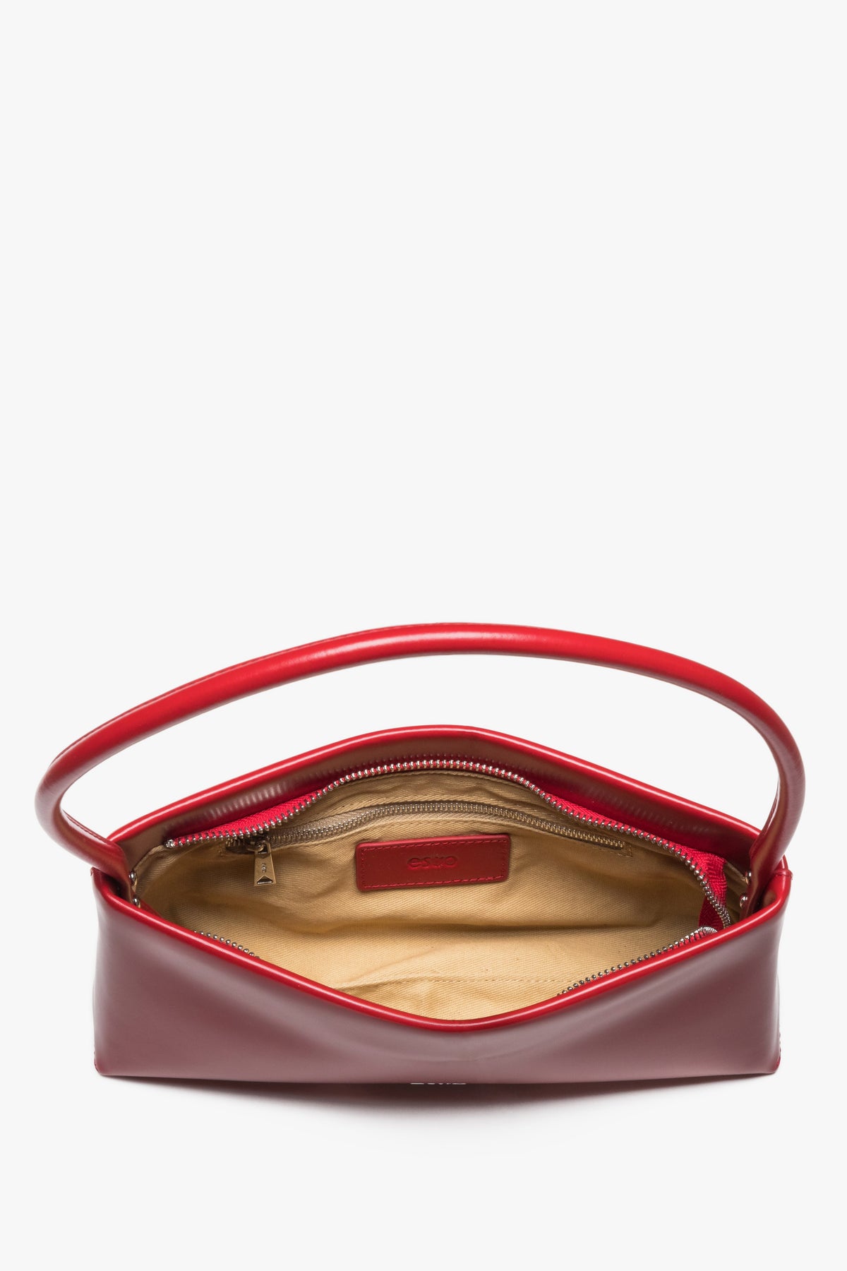 Blick in das Innere der roten Schultertasche mit Textilfutter und Reißverschluss