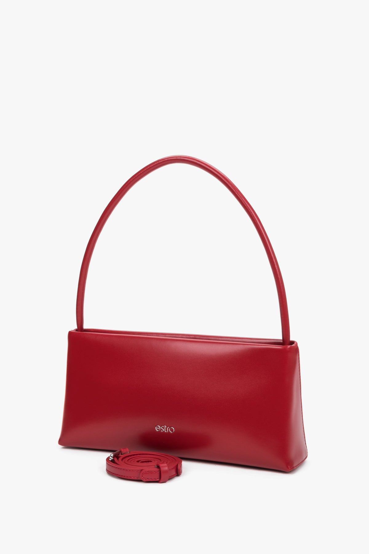 Frontalansicht der roten Damen-Ledertasche mit angebrachtem langem Crossbody-Umhängeriemen