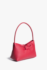 Diagonale Frontalansicht der roten Damen-Schultertasche aus echtem Leder mit Zierlasche von Estro