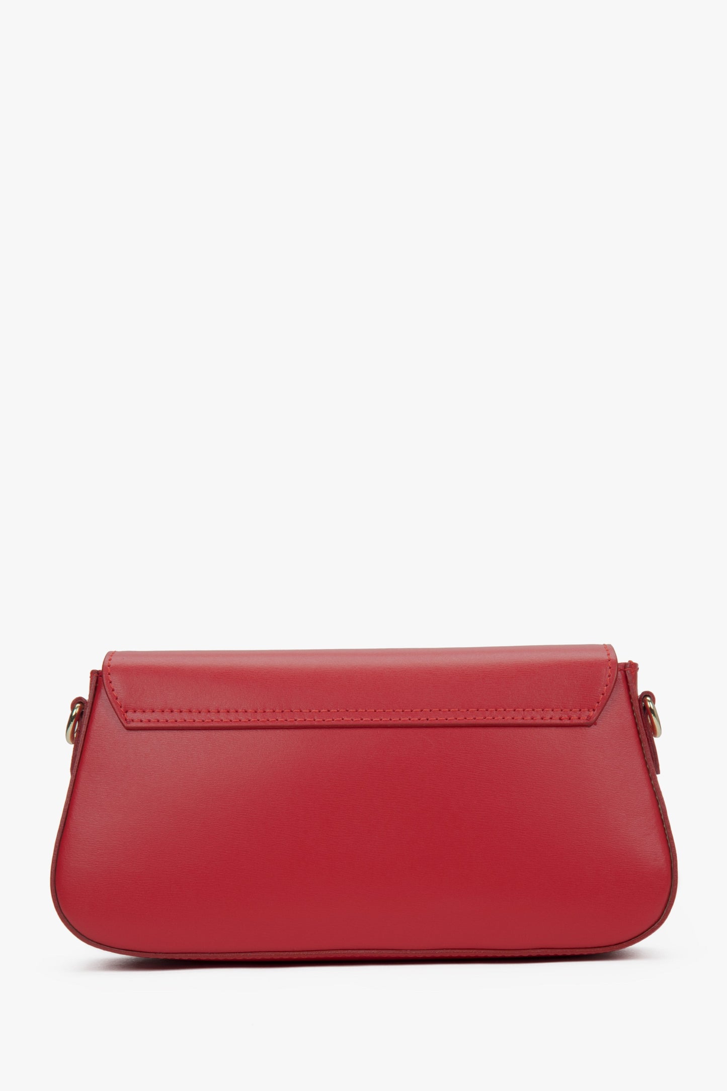 Flache Rückansicht der formschönen, roten Leder-Schultertasche
