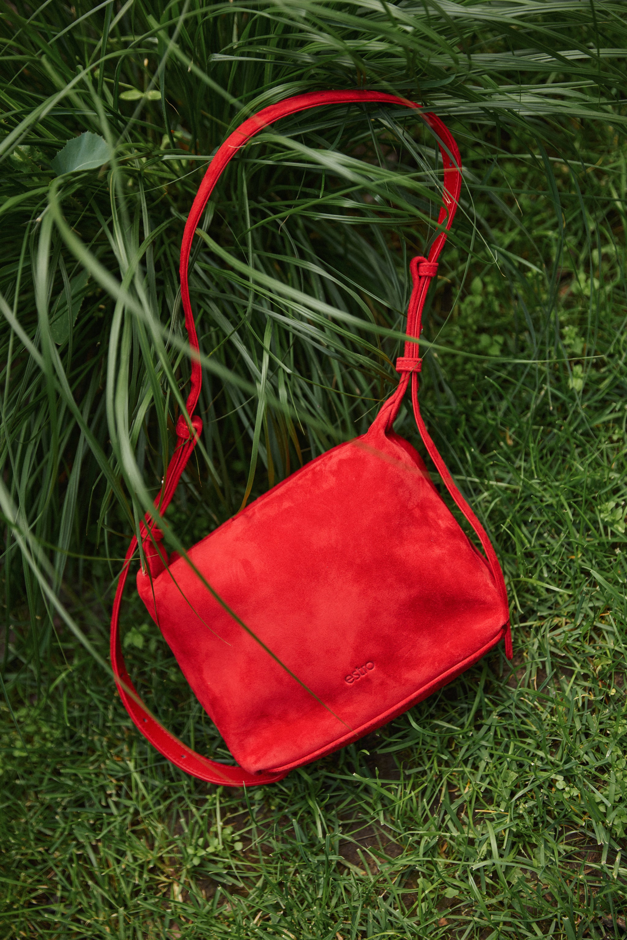 Rote Damen-Schultertasche aus weichem Veloursleder Estro ER00119885
