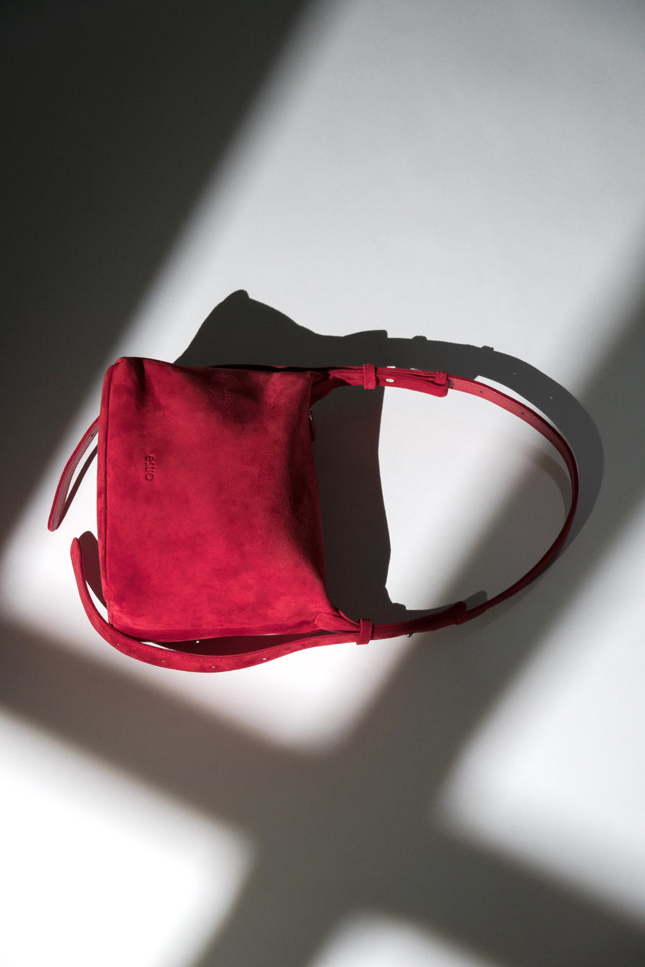 Rote Schultertasche mit verstellbarem Riemen 