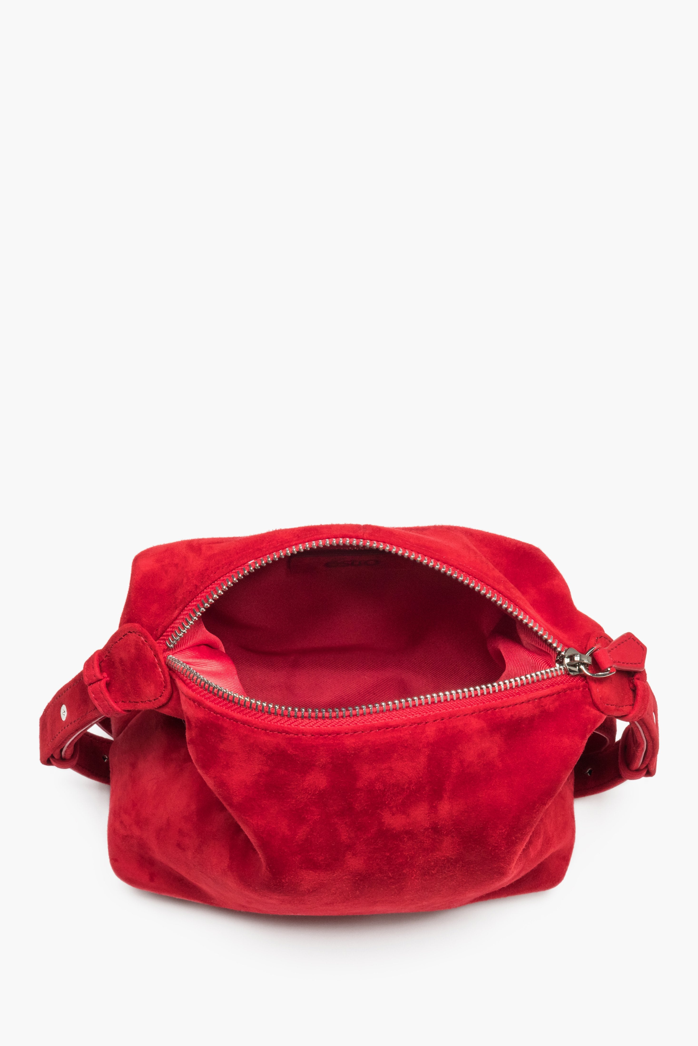 Innenansicht der roten Velours-Schultertasche mit Reißverschluss